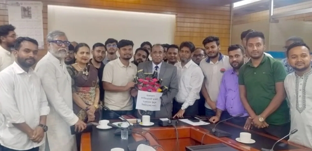 বাউবির একাডেমিক কাঠামো আধুনিকায়নের দাবিতে শিক্ষার্থীদের স্মারকলিপি