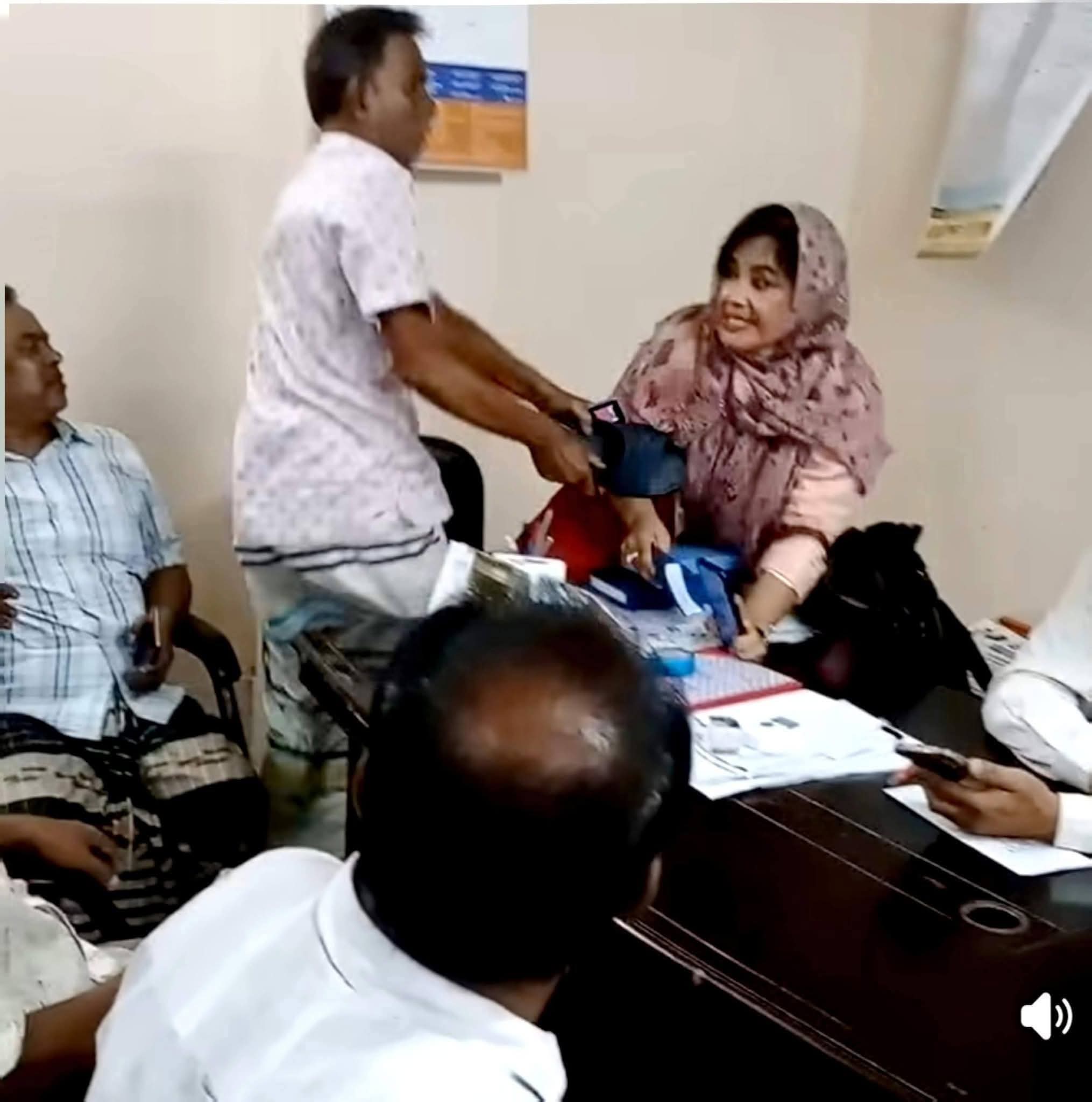 কলেজ শিক্ষিকাকে প্রকাশ্যে অপমান: নীরব অধ্যক্ষ, ক্ষুব্ধ শিক্ষক সমাজ