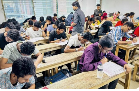 টাঙ্গাইলে কোচিং নির্ভরতা বাড়ছে, উদ্বিগ্ন অভিভাবকরা