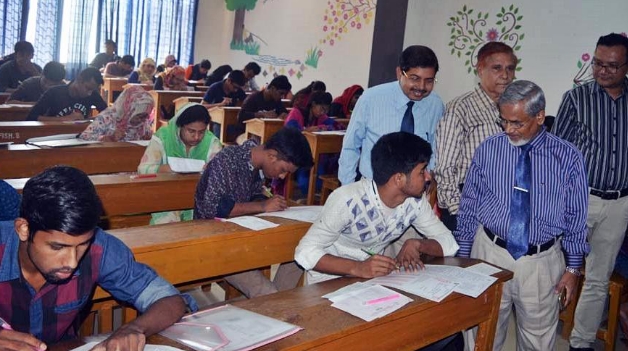 এসএসসি পরীক্ষায় নকলমুক্ত পরিবেশে কঠোর নজরদারি, বরিশাল বোর্ড চেয়ারম্যানের আকস্মিক কেন্দ্র পরিদর্শন